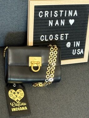 Elegant evening Salvatore Ferragamo shoulder / crossbody black leather bag